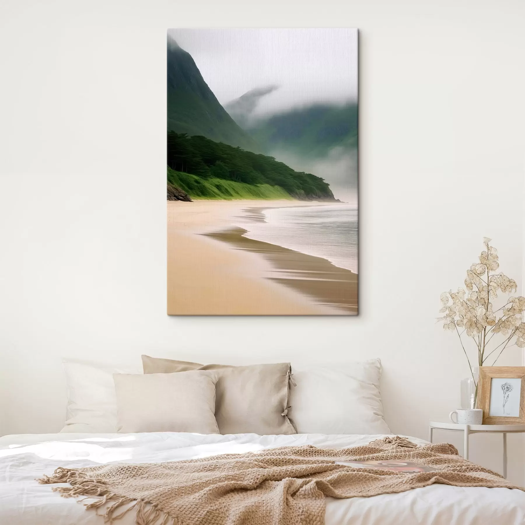 Tableau Plage brumeuse près de pentes vertes s43271