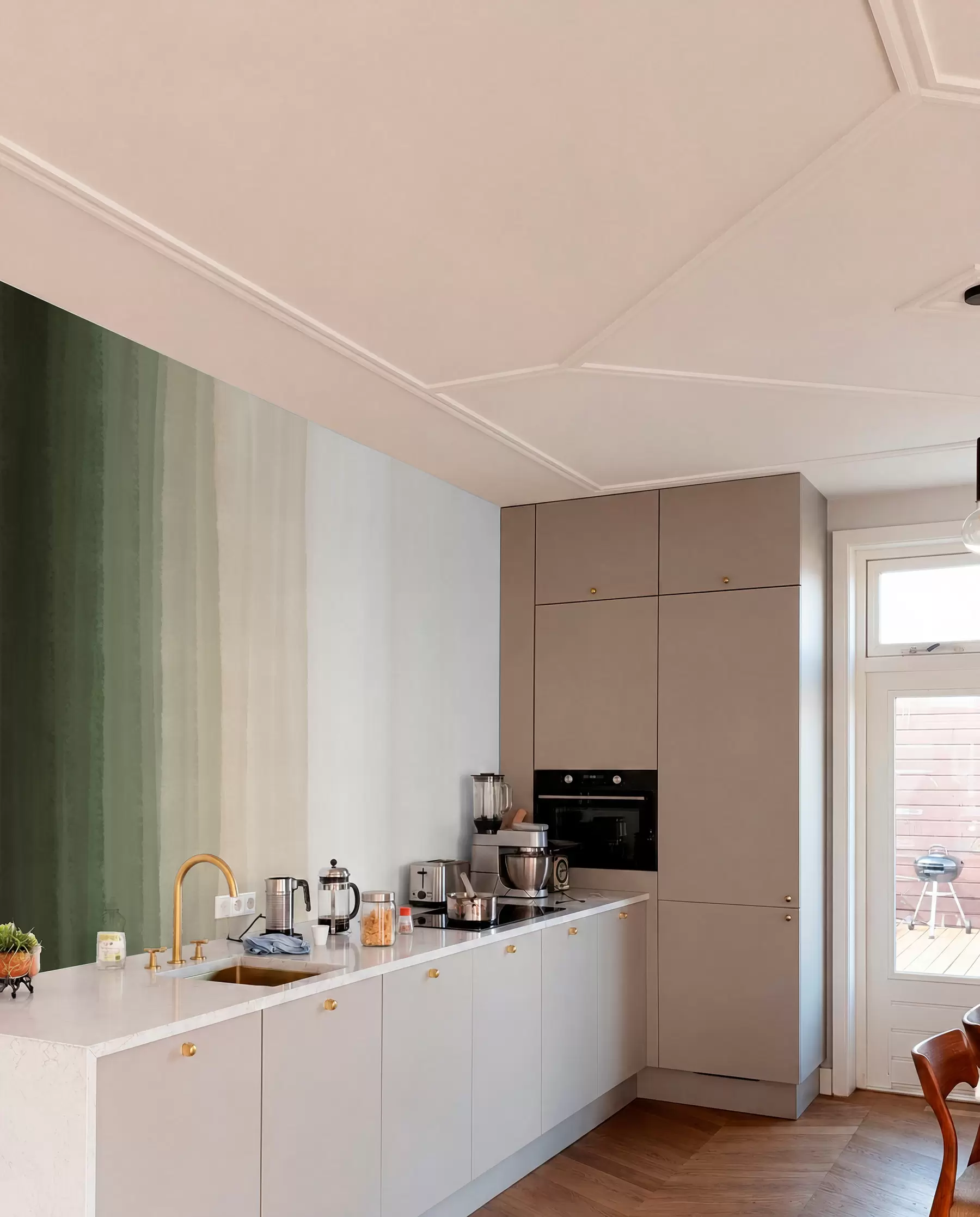 Papier peint Imprimé abstrait minimaliste en dégradé avec des bandes verticales de vert foncé, beige et blanc  w08915