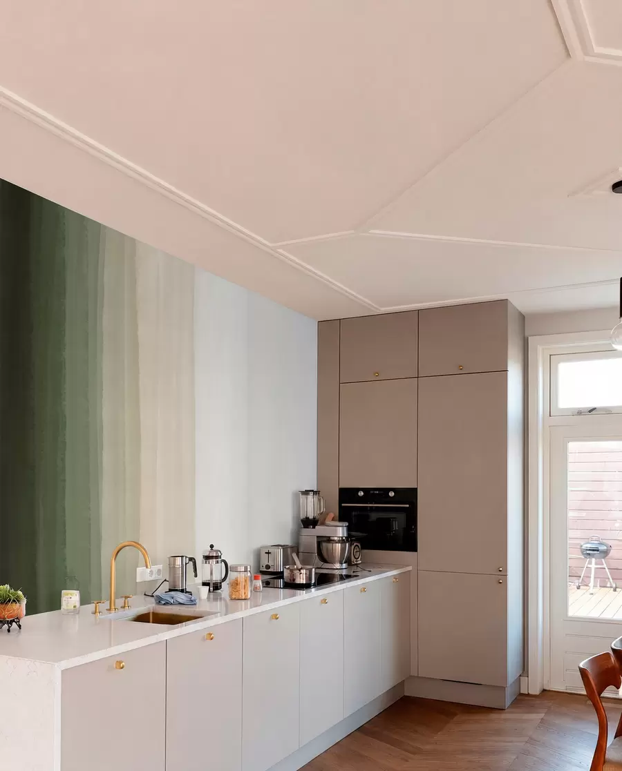 Papier peint Imprimé abstrait minimaliste en dégradé avec des bandes verticales de vert foncé, beige et blanc  w08915