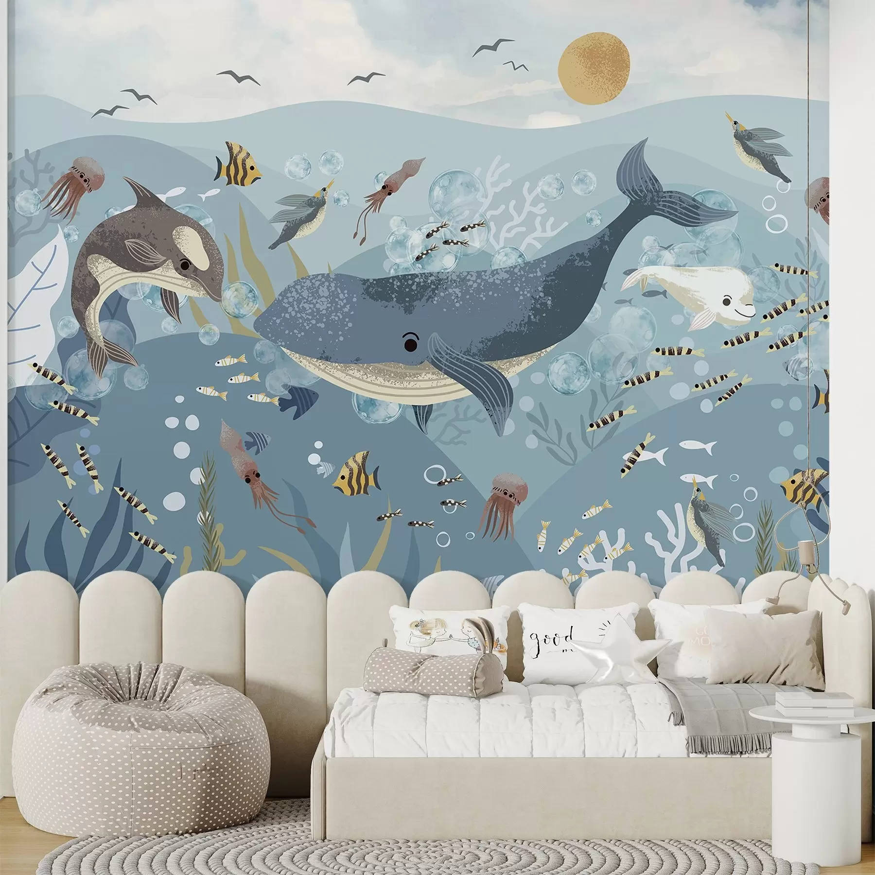 Papier peint Illustration pour enfants avec une baleine bleue entourée de poissons, de calamars et de méduses dans un océan bleu avec des bulles w08921