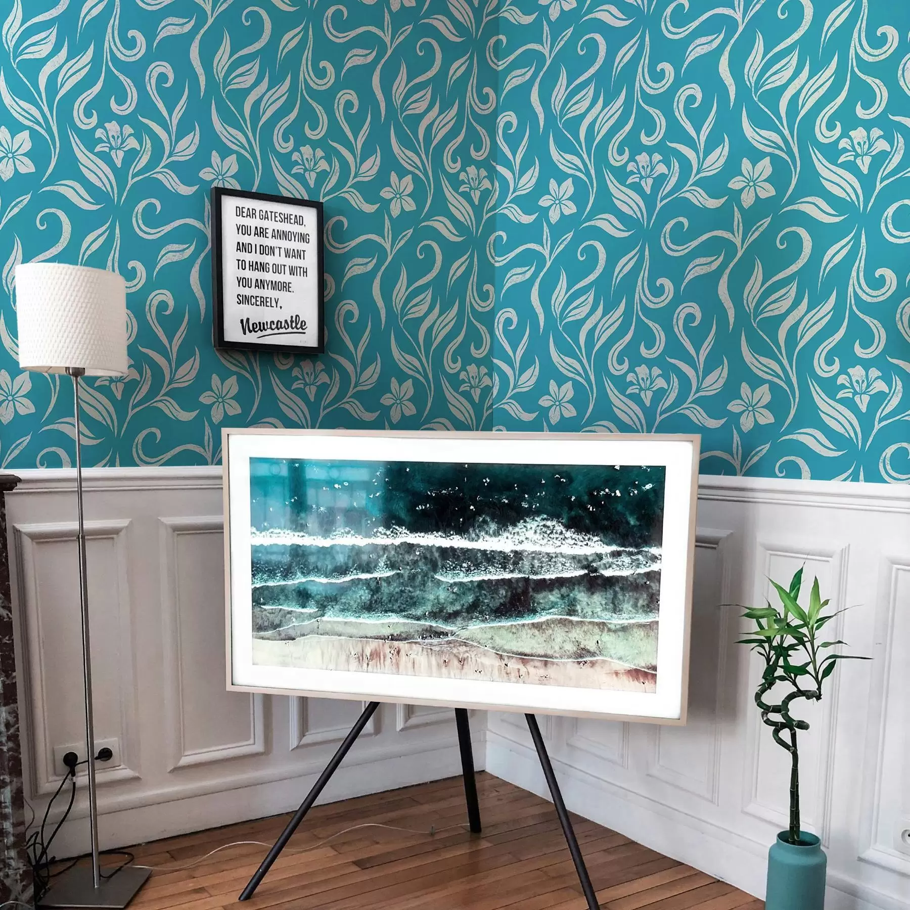 Papier peint Fleurs et feuilles blanches avec éraflures sur fond bleu a00038