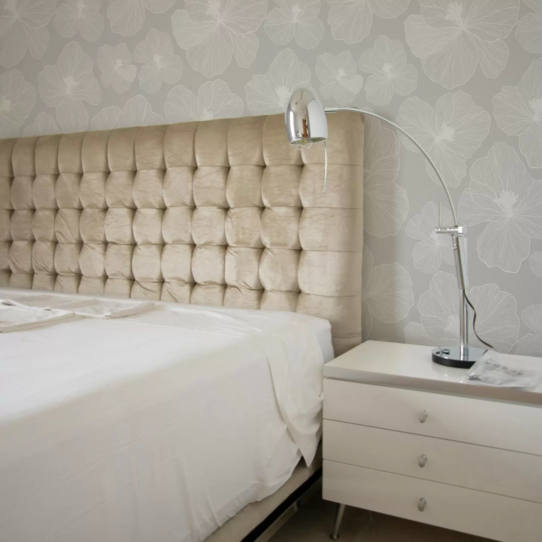 Papier peint Grandes fleurs sur fond gris a00068