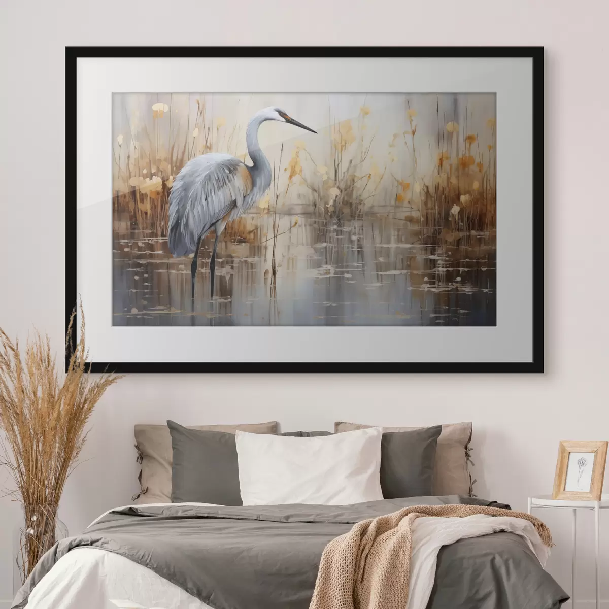 Poster Un héron gris se tenant dans un étang, entouré de plantes hautes et fines, l'arrière-plan est un doux mélange de beige et de blanc f43398