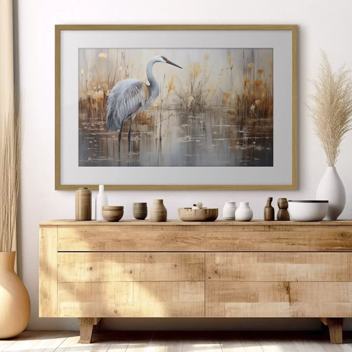 Poster Un héron gris se tenant dans un étang, entouré de plantes hautes et fines, l'arrière-plan est un doux mélange de beige et de blanc f43398