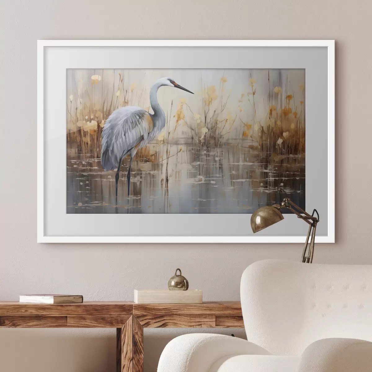 Poster Un héron gris se tenant dans un étang, entouré de plantes hautes et fines, l'arrière-plan est un doux mélange de beige et de blanc f43398