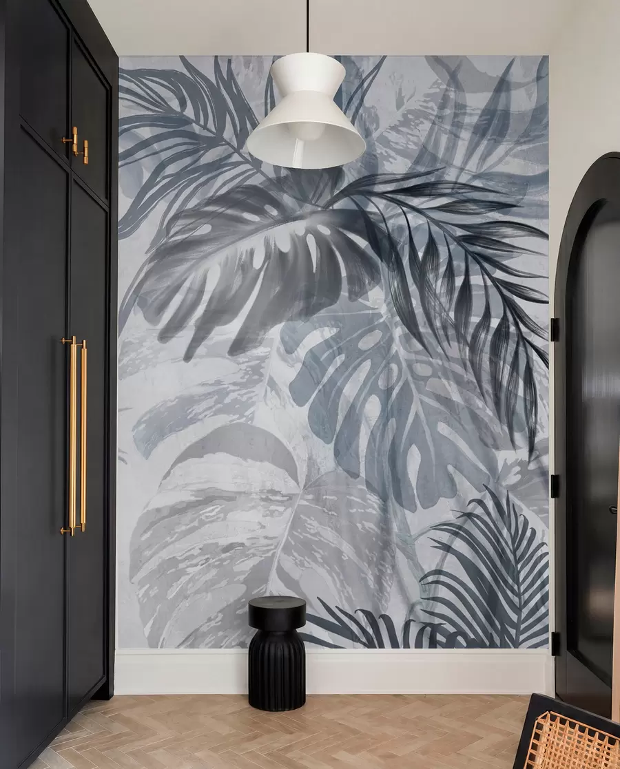 Papier peint Monstera et feuilles de palmier dans les tons de bleu et de gris, botanique, feuillage tropical, plantes de la jungle, fond texturé w09011v1