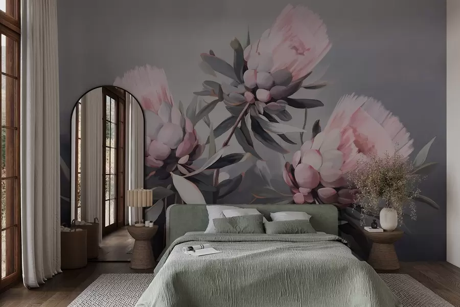 Papier peint Fleurs abstraites de protea rose avec des feuilles grises, coups de pinceau doux et texturés, couleurs sourdes, sur un fond gris flou w09014