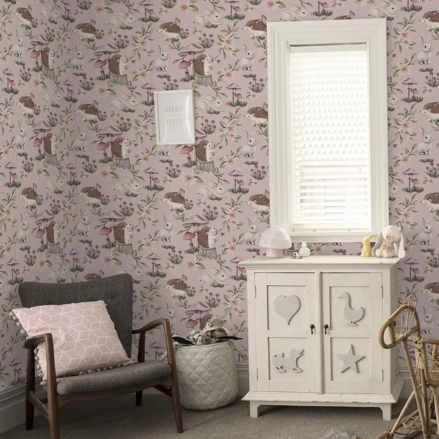 Papier peint Hérissons, lapins et fleurs de style conte de fées parmi des champignons sur fond rose a00111