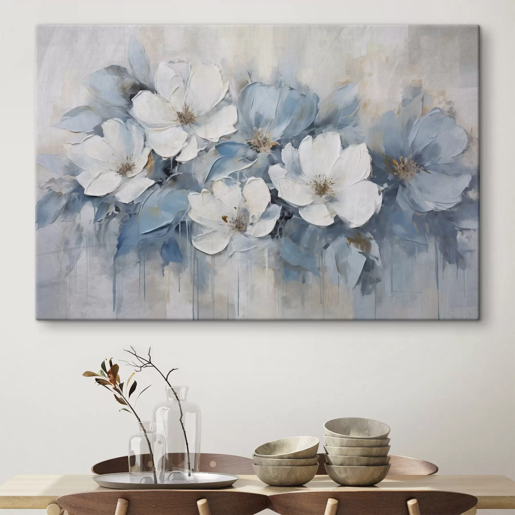Papier peint Fleurs blanches avec des feuilles bleues, sur un fond beige clair, avec des coups de pinceau visibles s44395