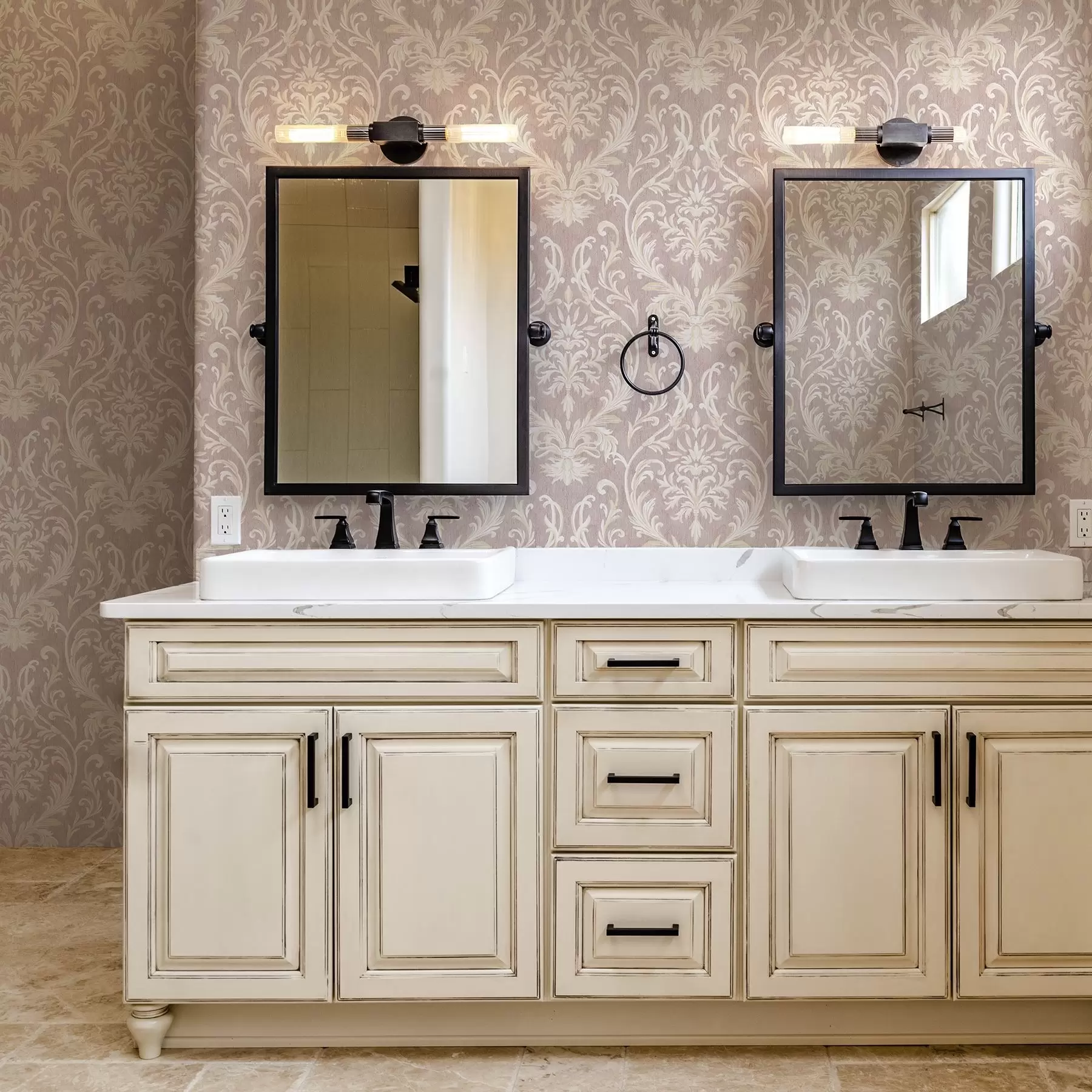 Papier peint Damas classique sur fond rose, motif baroque a00227