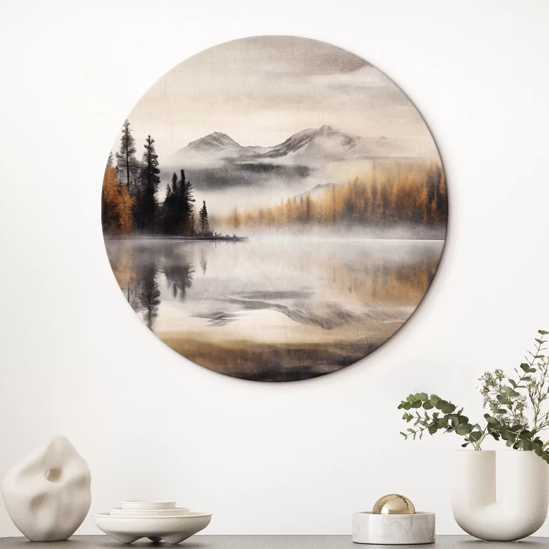 Tableau Paysage de lac brumeux et texturé avec des pins et des montagnes, ciel gris nuageux r44856