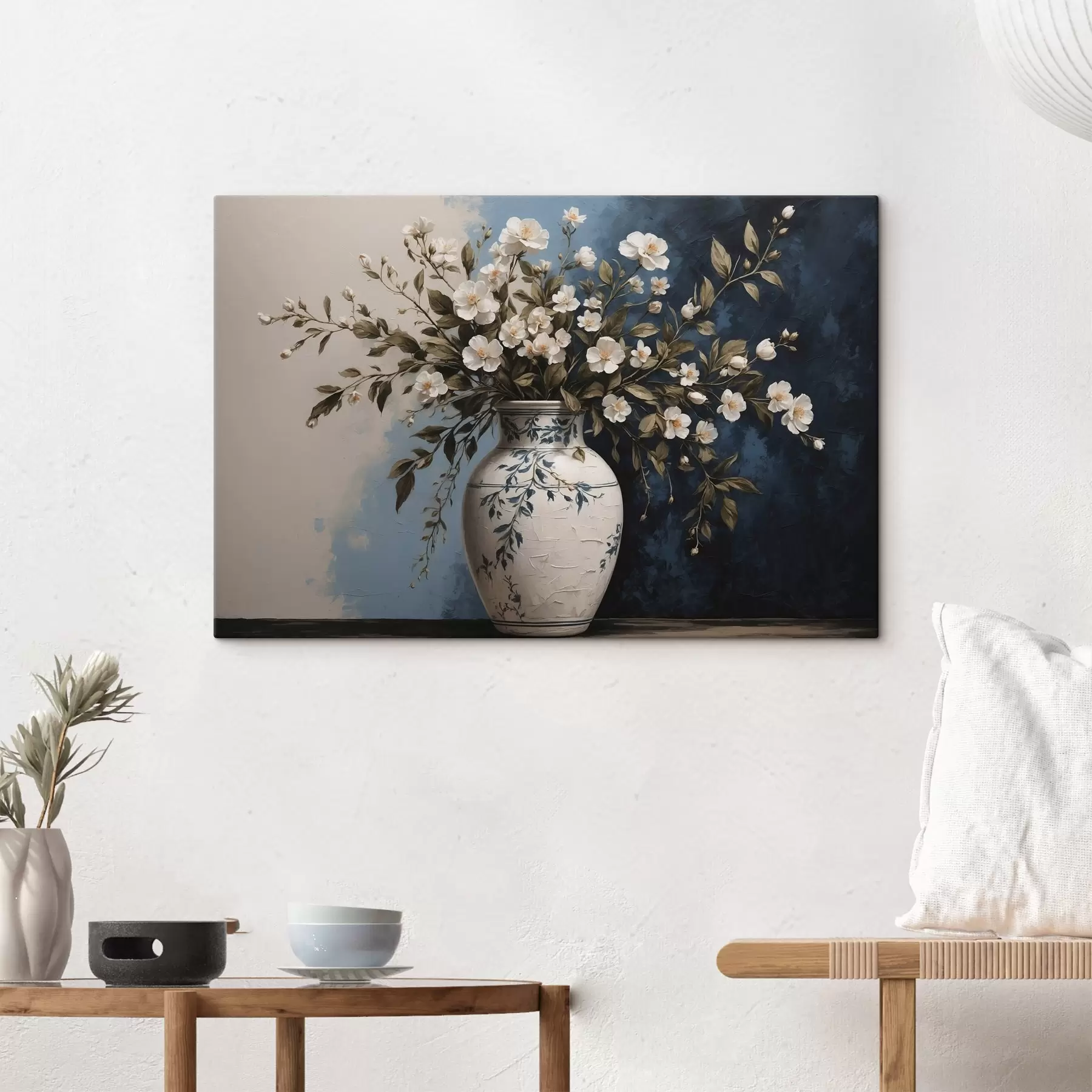 Tableau Fleurs blanches et jaunes dans un grand vase sur fond bleu s44893