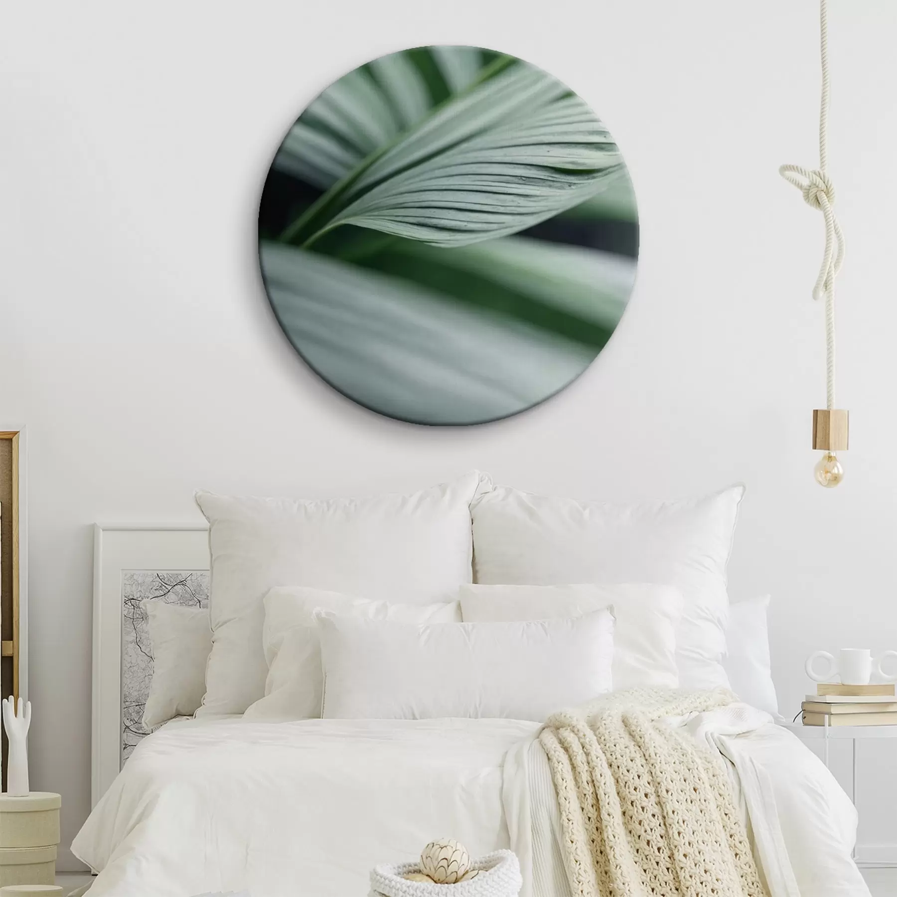 Tableau Feuilles tropicales avec gouttelettes d'eau dans un environnement brumeux r44903