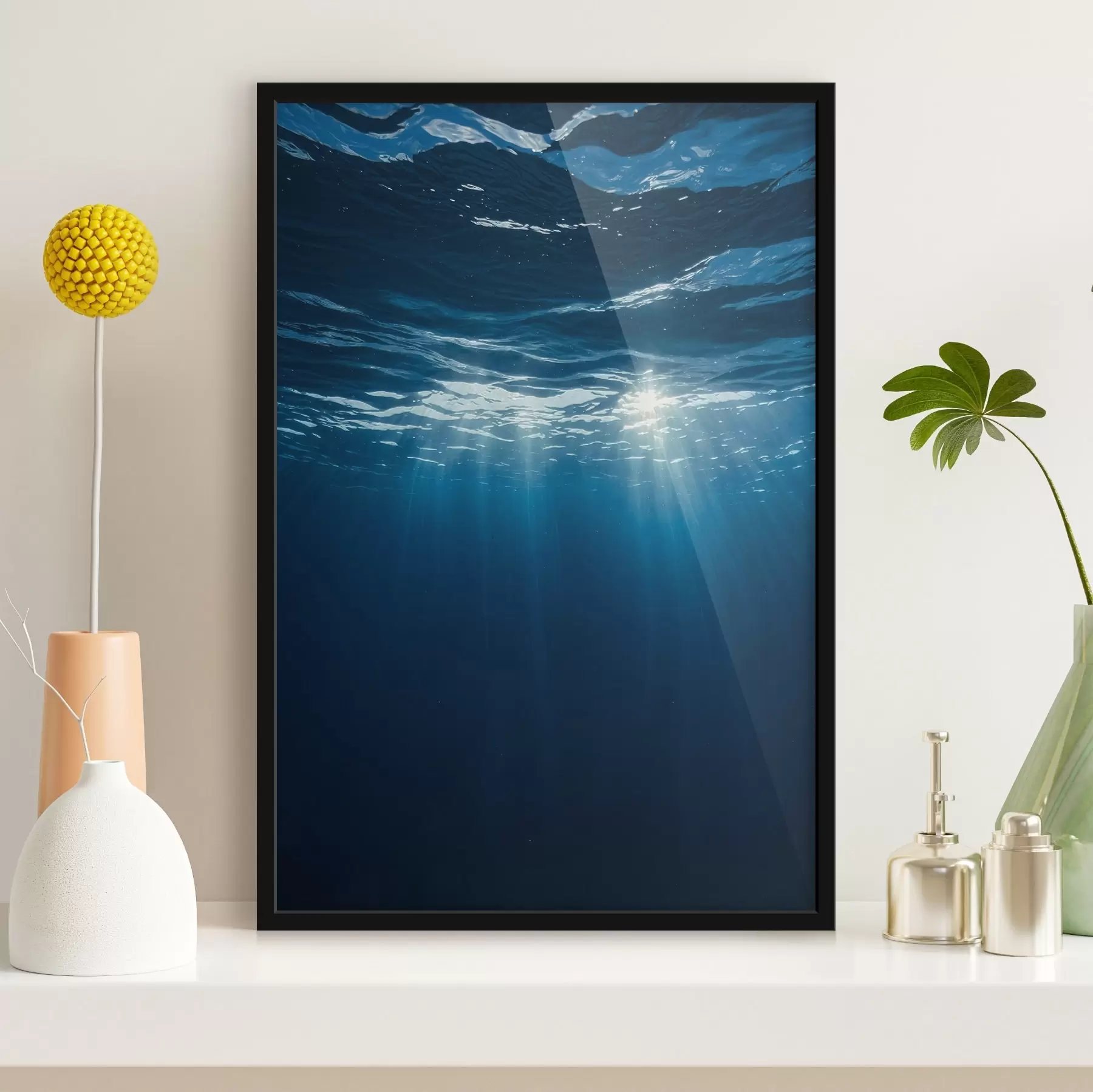Papier peint Rayons de lumière sous l'eau dans l'océan bleu profond f44897