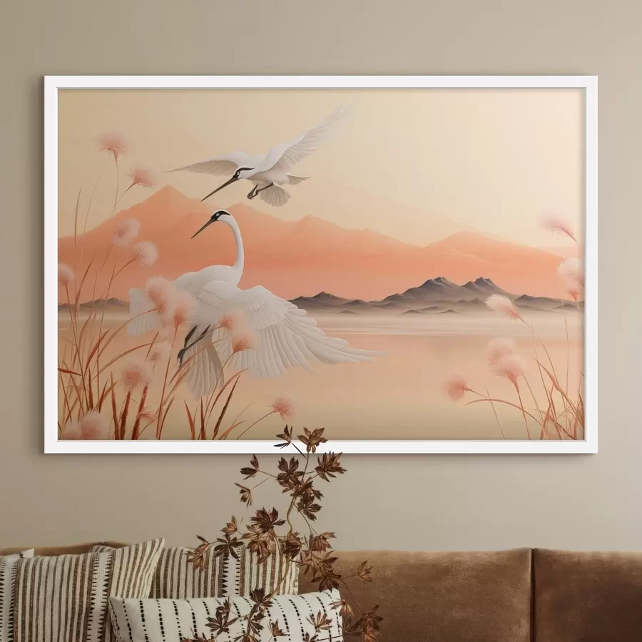 Papier peint Grues blanches avec roseaux roses au premier plan, montagnes et lac à l'arrière-plan, lumière orange douce f44925