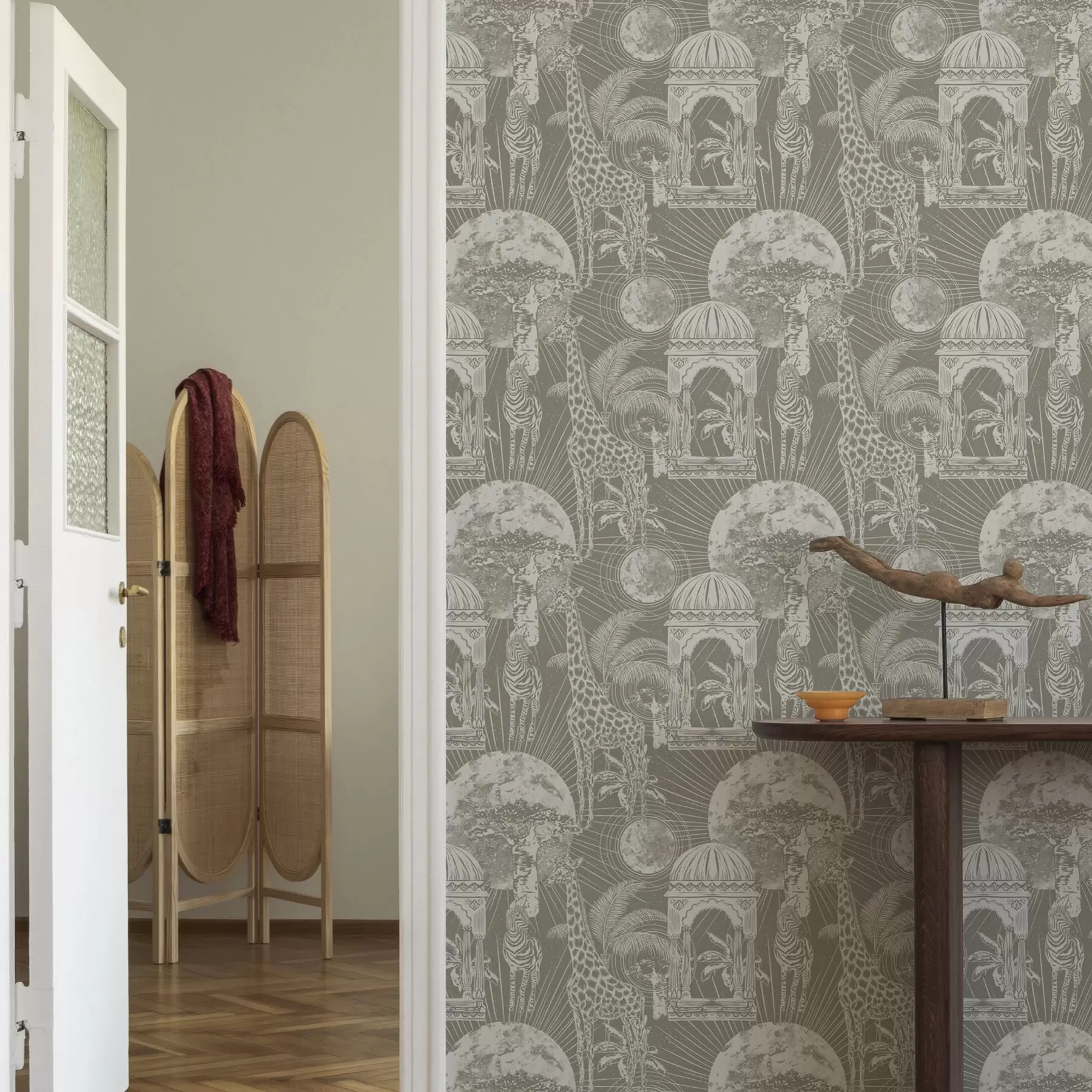 Papier peint Girafe et zèbre sur fond d'architecture et d'arbres tropicaux a00276