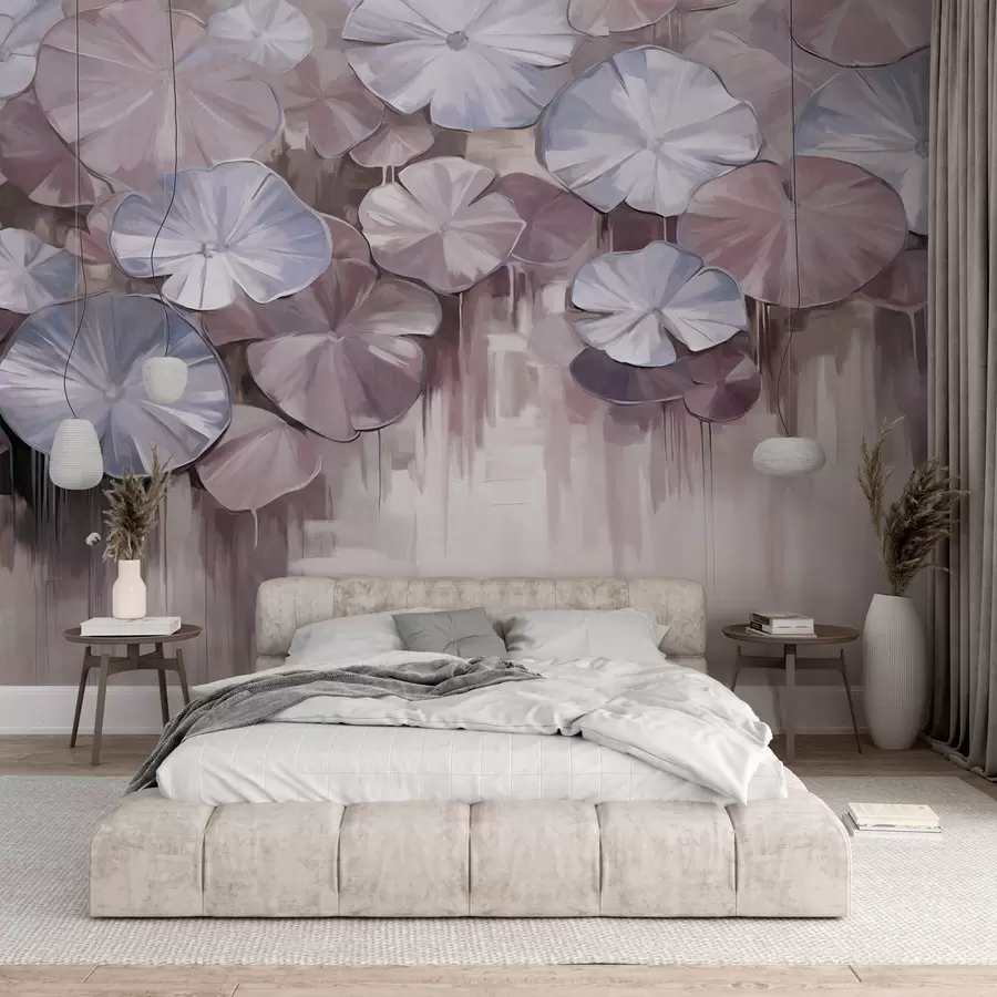 Papier peint Nénuphars texturés aux couleurs violettes et bleues dans un étang, l'arrière-plan est un mélange flou de douces nuances de violet w09255v1