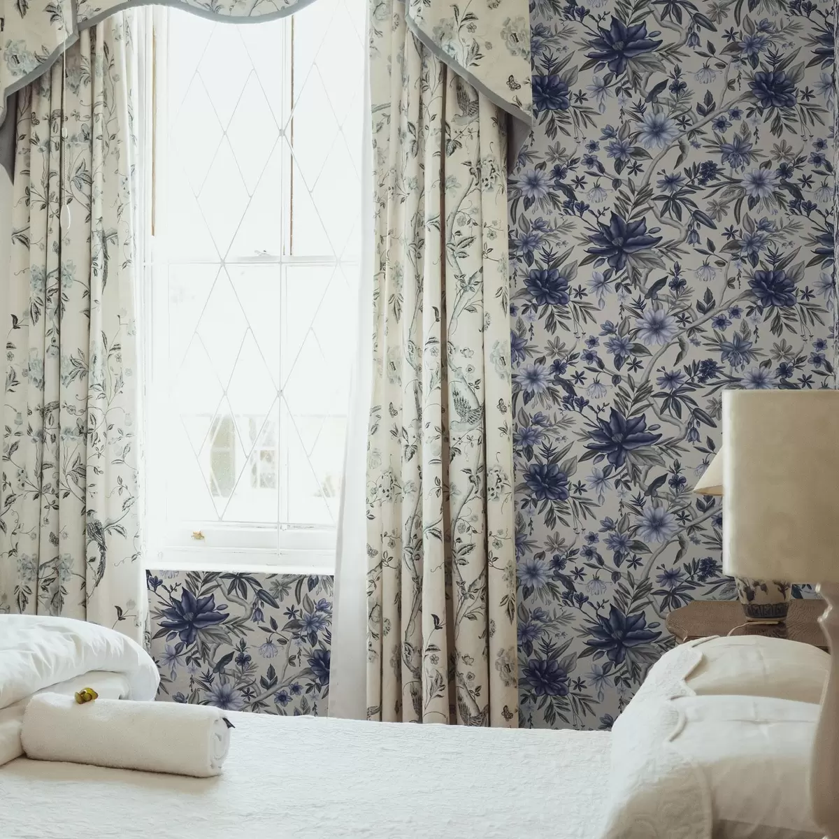 Papier peint Fleurs bleues et grises sur fond clair a00304
