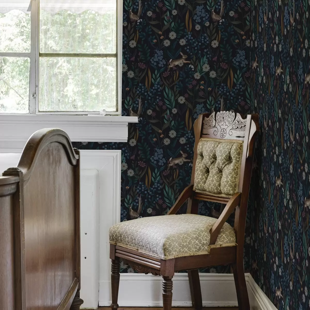 Papier peint Forêt sombre avec des fleurs, un lièvre et un oiseau a00310