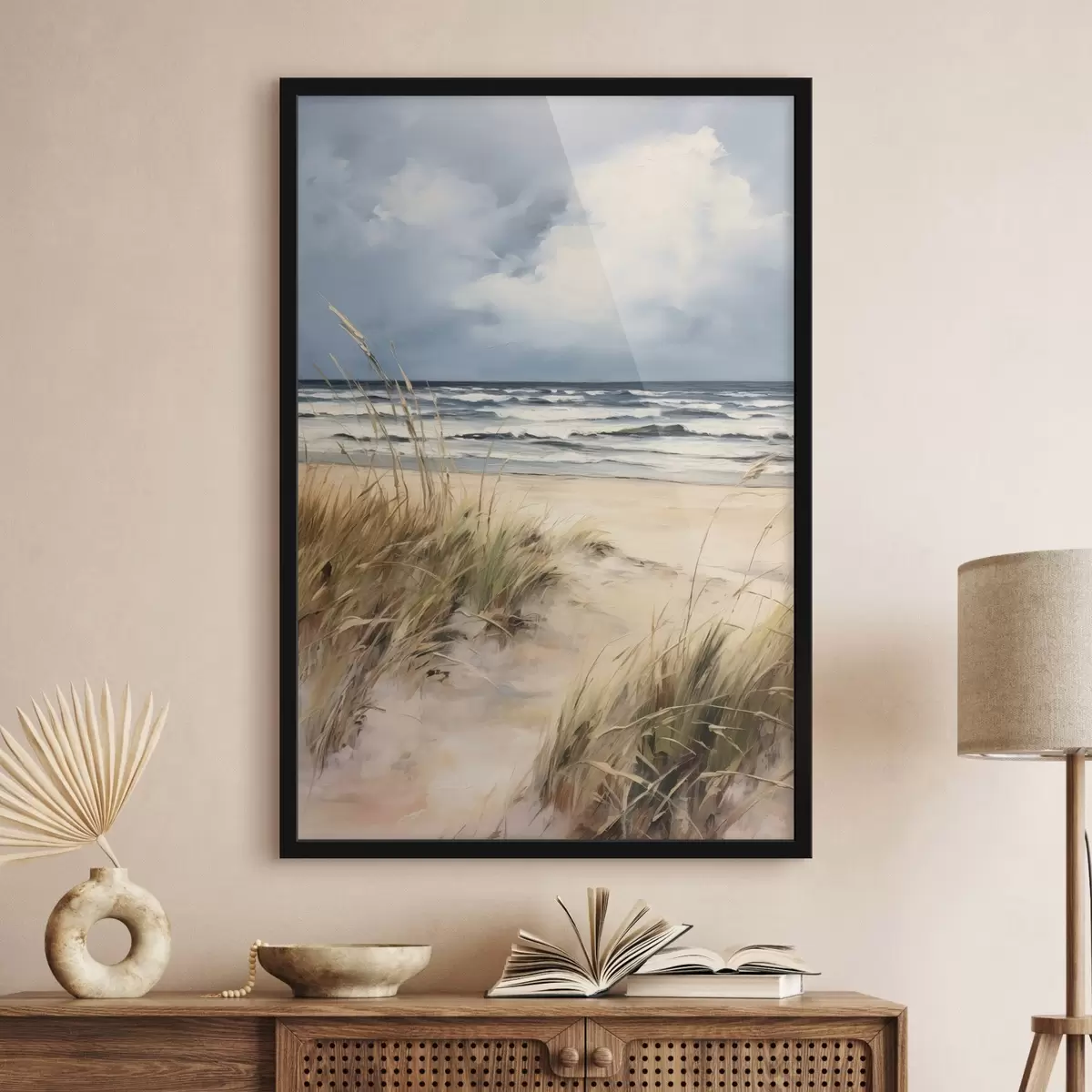 Poster Une plage de sable avec des herbes hautes au premier plan, l'océan avec des vagues et un ciel nuageux à l'arrière-plan f45173