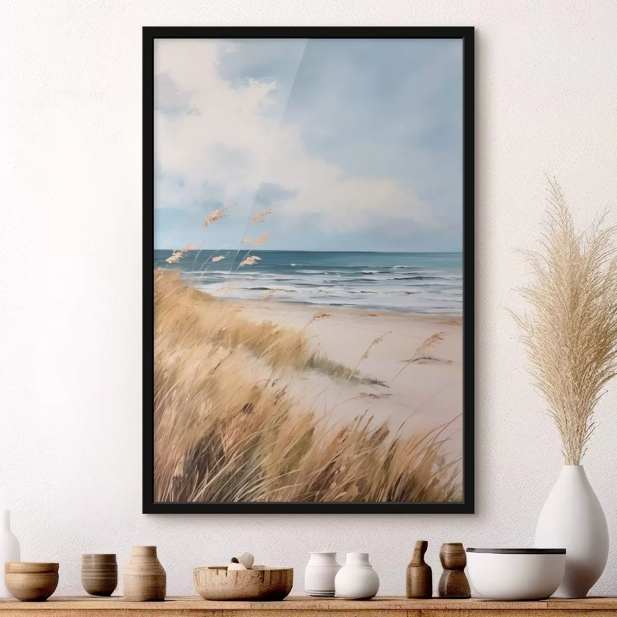 Poster Une plage de sable avec des herbes hautes au premier plan, l'océan avec des vagues et un ciel nuageux à l'arrière-plan f45174