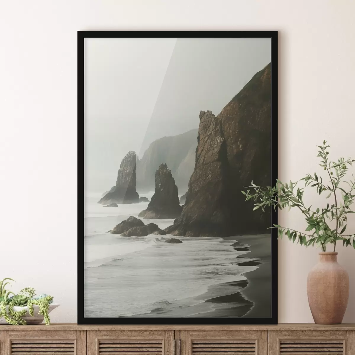 Poster Falaises rocheuses et côte maritime, vagues s'écrasant sur le rivage, paysage à l'atmosphère lunatique, tons terreux f45193