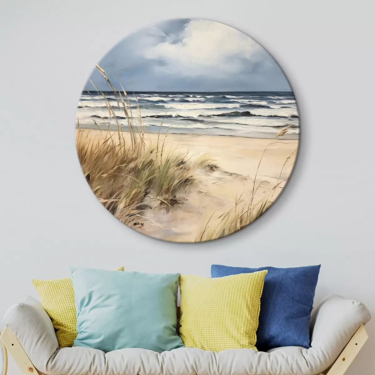 Tableaux rondes Une plage de sable avec des herbes hautes au premier plan, l'océan avec des vagues et un ciel nuageux à l'arrière-plan r45173