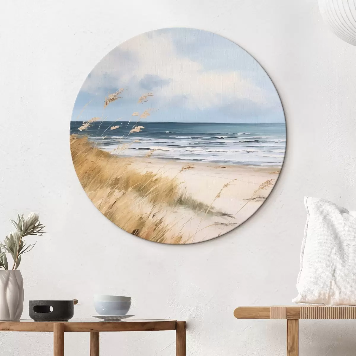 Tableaux rondes Une plage de sable avec des herbes hautes au premier plan, l'océan avec des vagues et un ciel nuageux à l'arrière-plan r45174