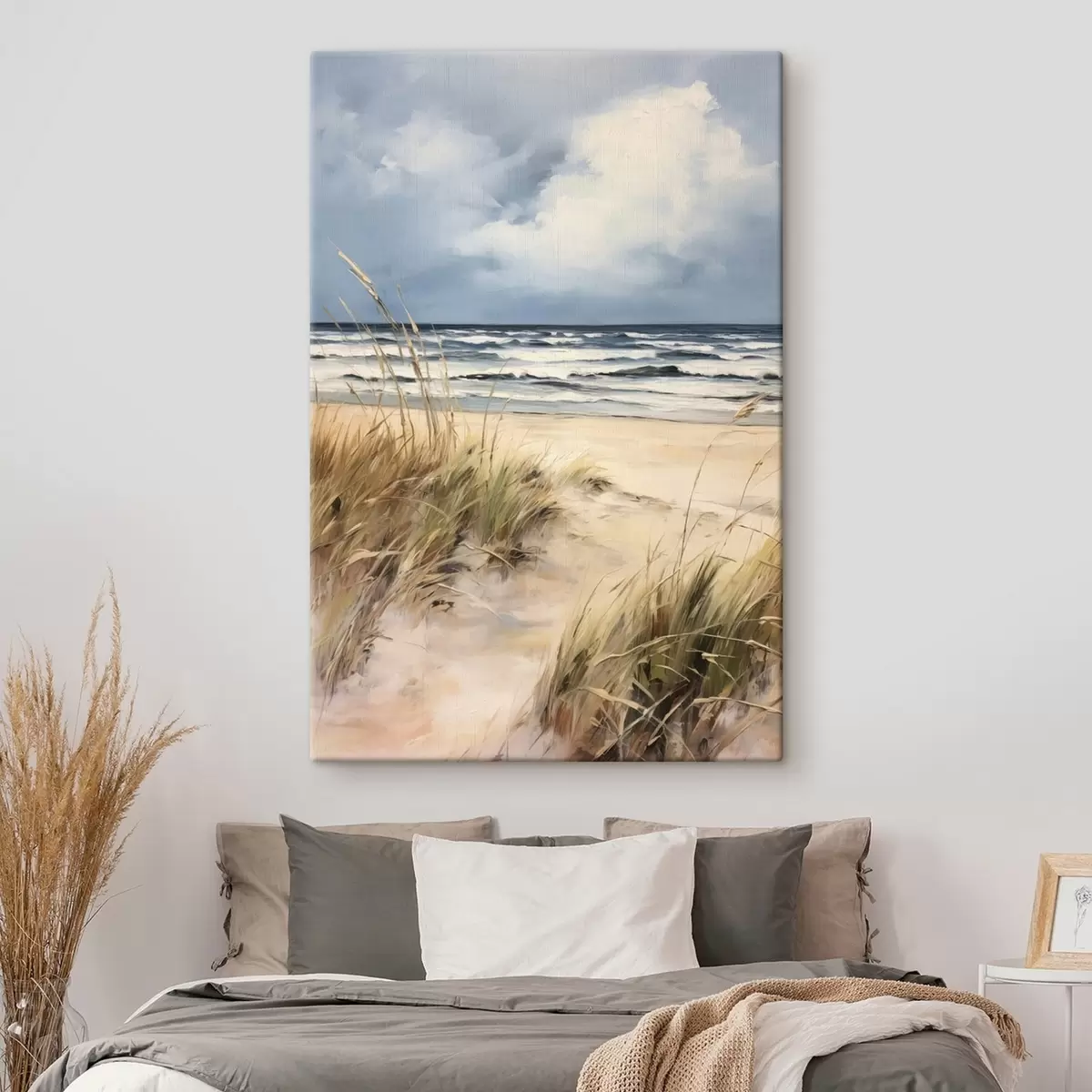 Tableau Une plage de sable avec des herbes hautes au premier plan, l'océan avec des vagues et un ciel nuageux à l'arrière-plan s45173