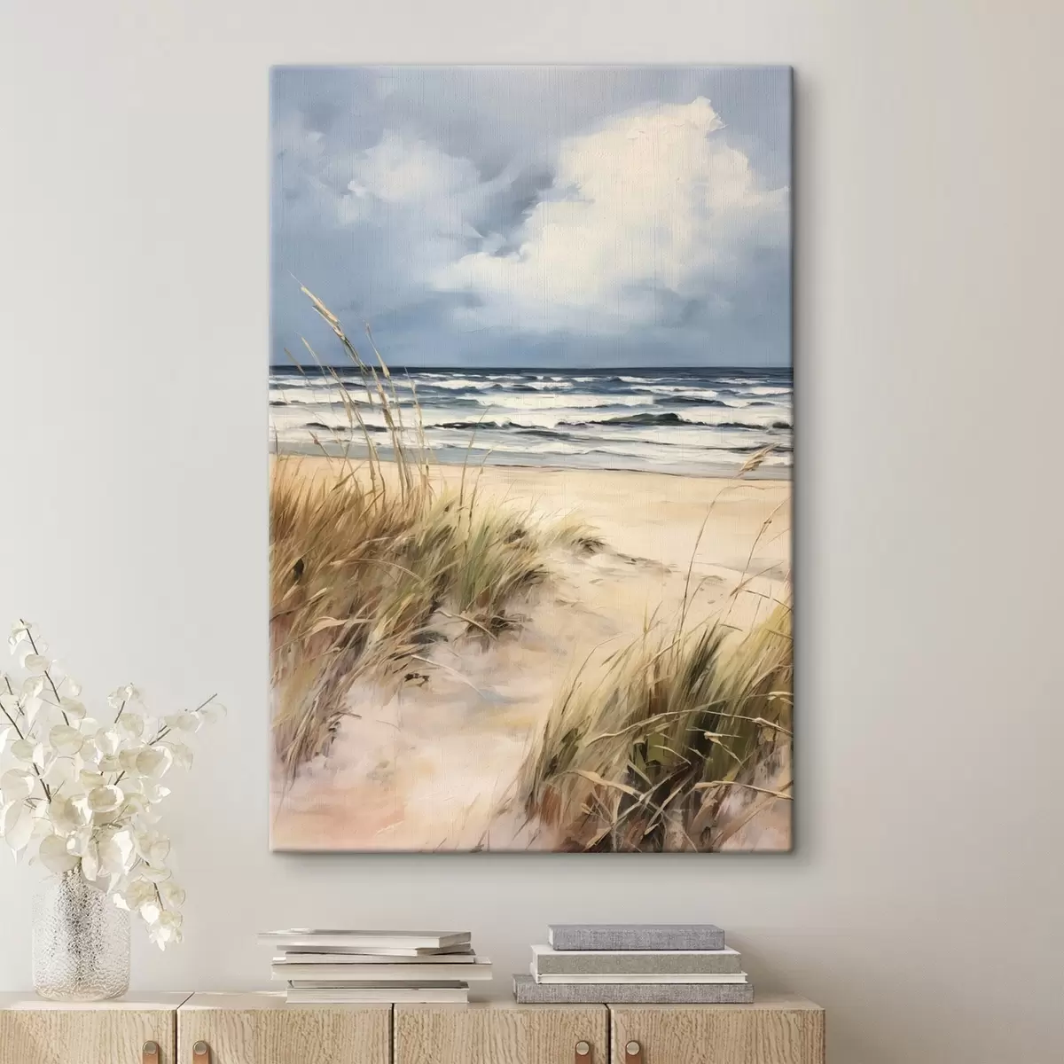 Tableau Une plage de sable avec des herbes hautes au premier plan, l'océan avec des vagues et un ciel nuageux à l'arrière-plan s45173