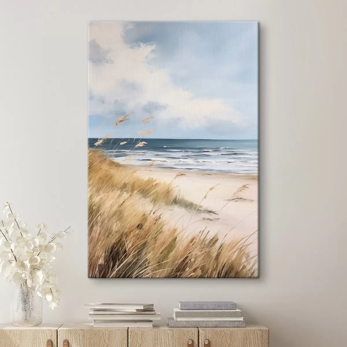 Tableau Une plage de sable avec des herbes hautes au premier plan, l'océan avec des vagues et un ciel nuageux à l'arrière-plan s45174