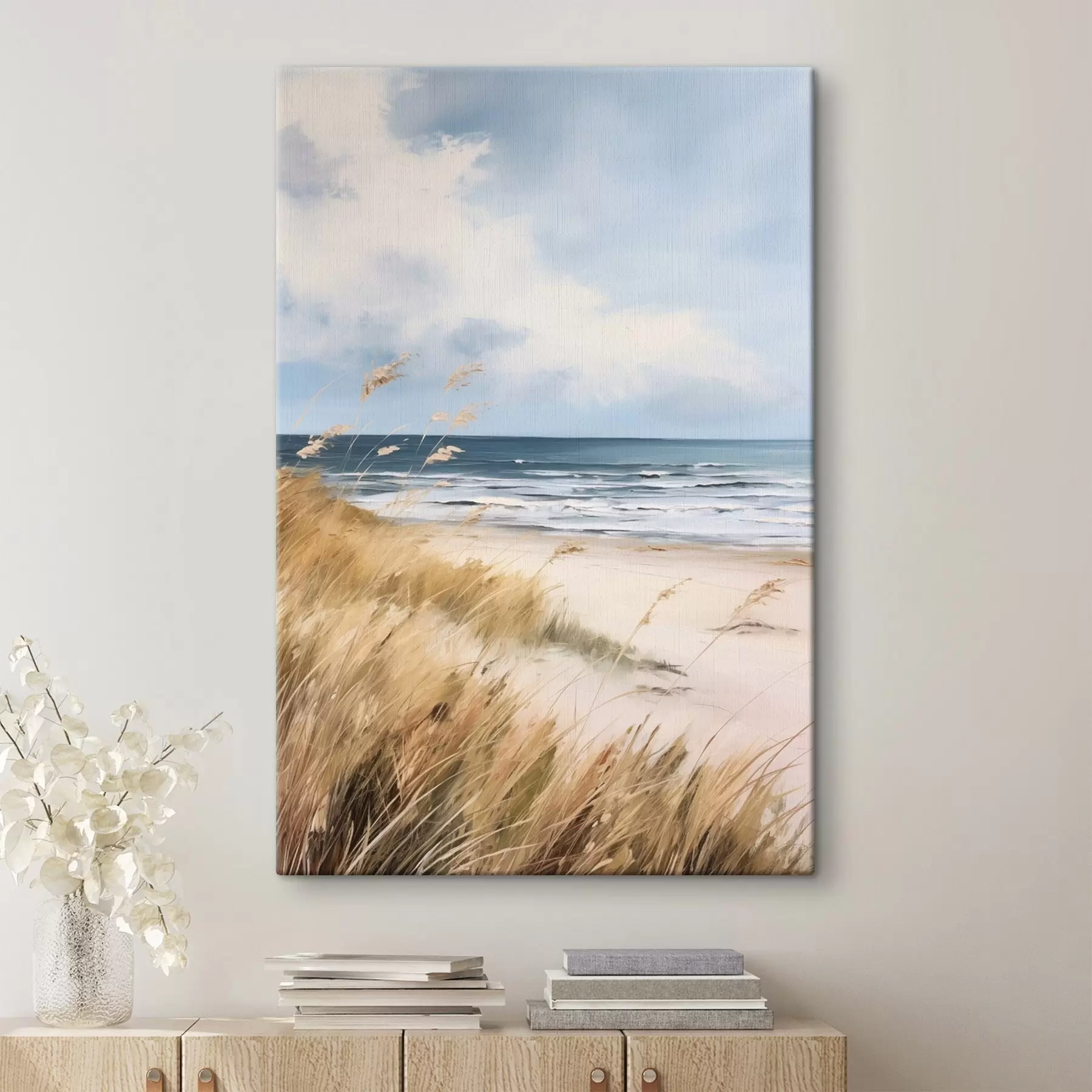 Tableau Une plage de sable avec des herbes hautes au premier plan, l'océan avec des vagues et un ciel nuageux à l'arrière-plan s45174