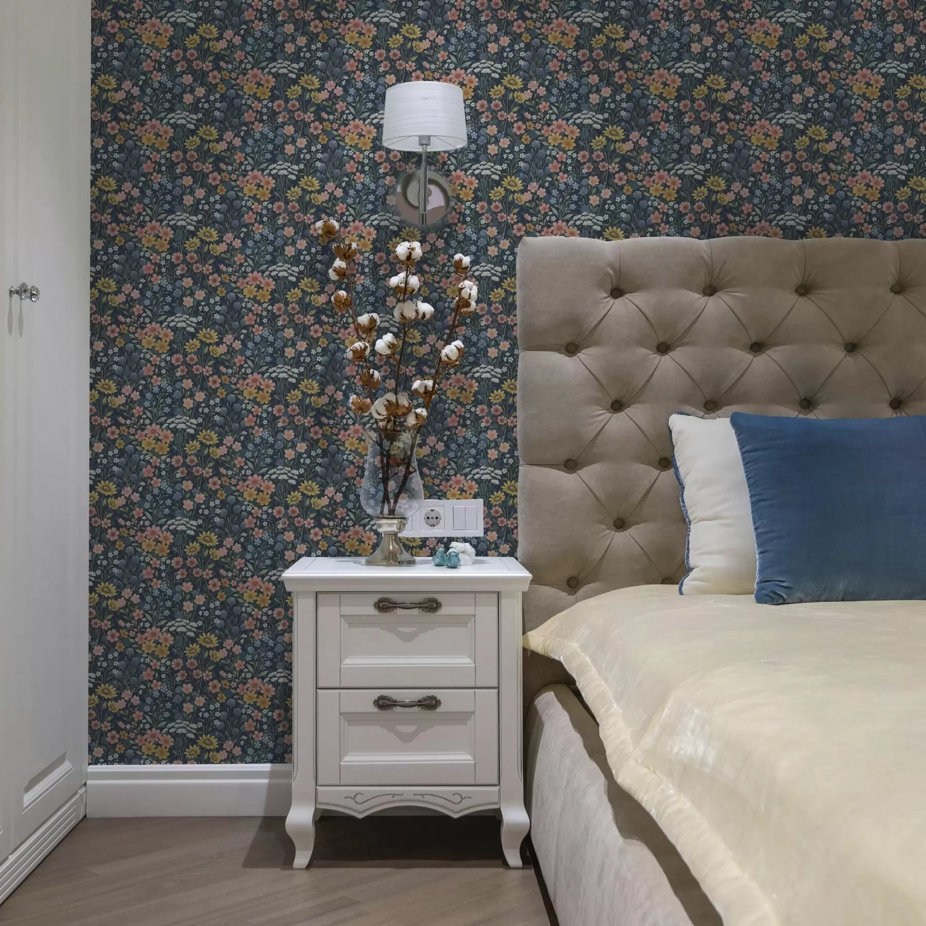 Papier peint Fleurs de prairie colorées en aquarelle sur fond bleu marine a00381