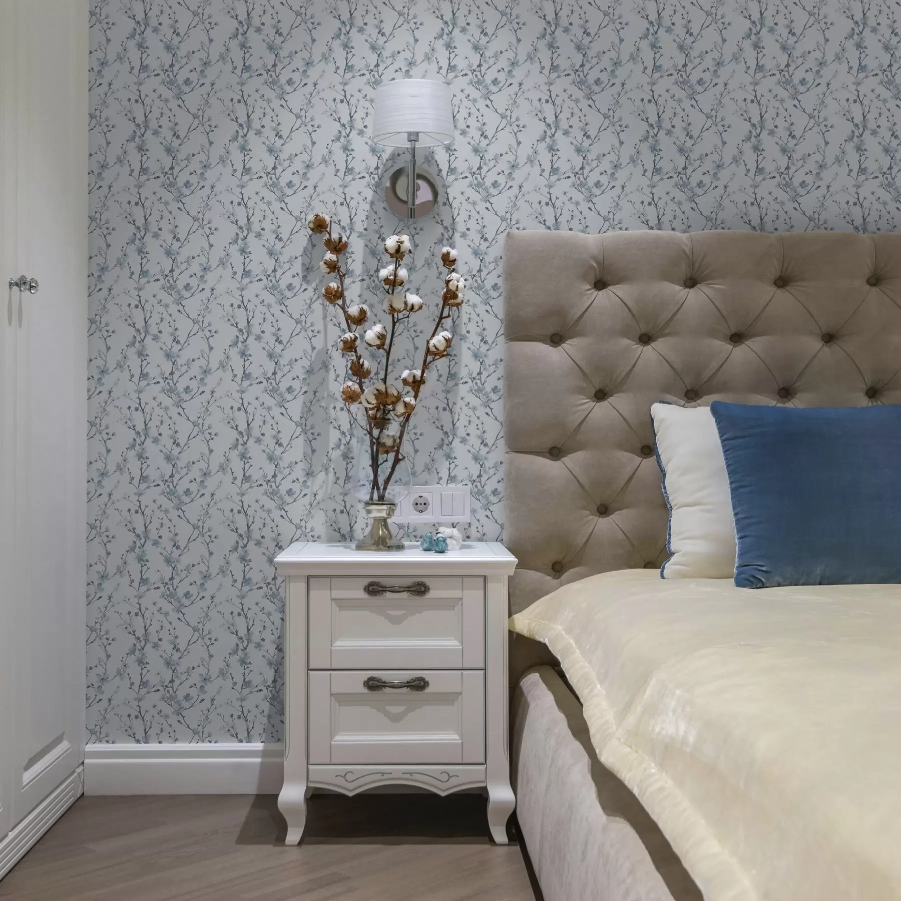 Papier peint Fleurs de cerisier bleues sur fond blanc avec un contraste doux a00399