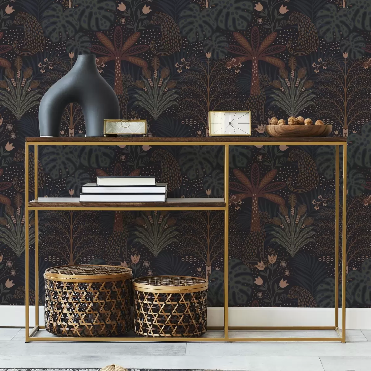 Papier peint Jungle sombre avec léopards, palmiers et fleurs a00424