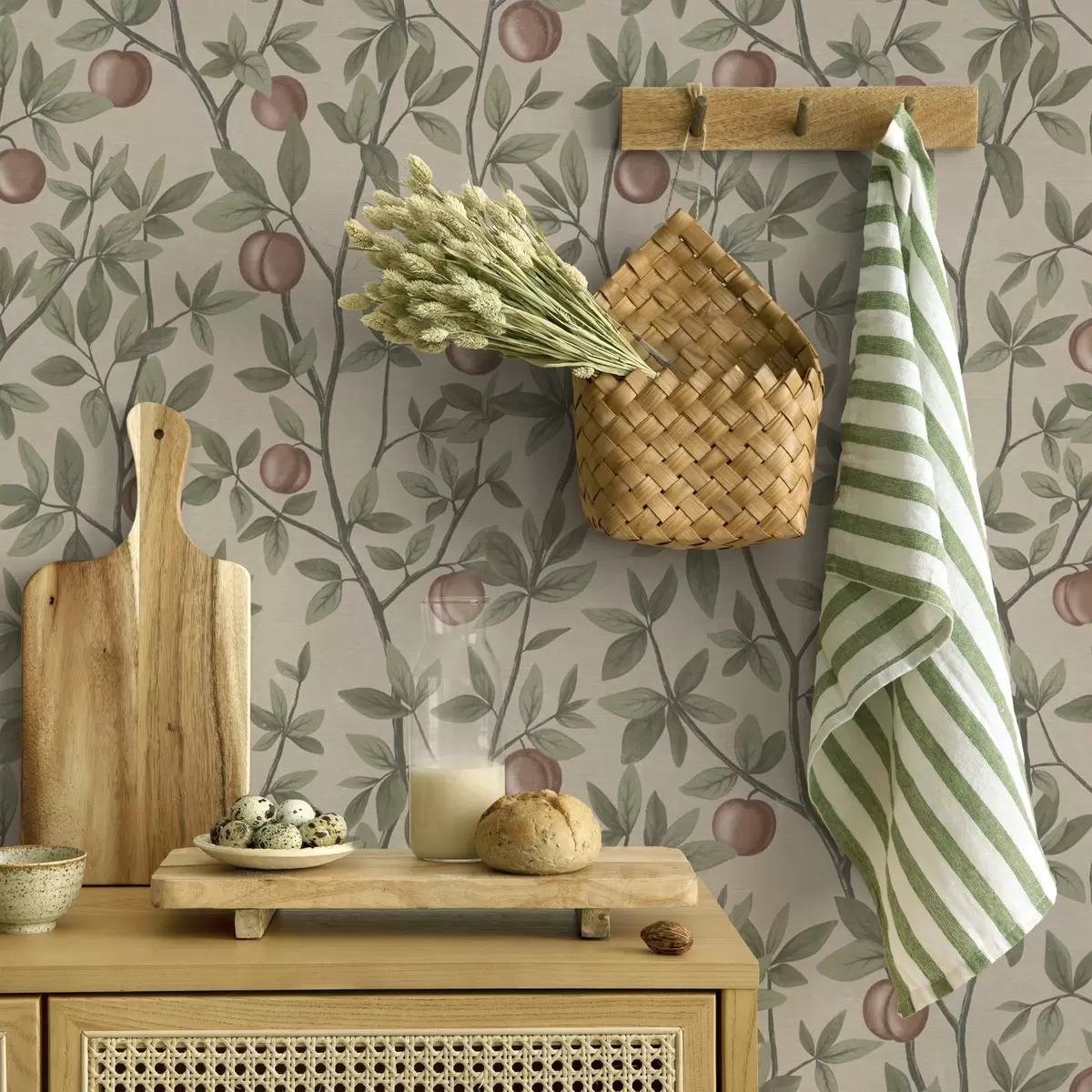 Papier peint Pêches sur des branches avec des feuilles vertes sur fond beige a00429