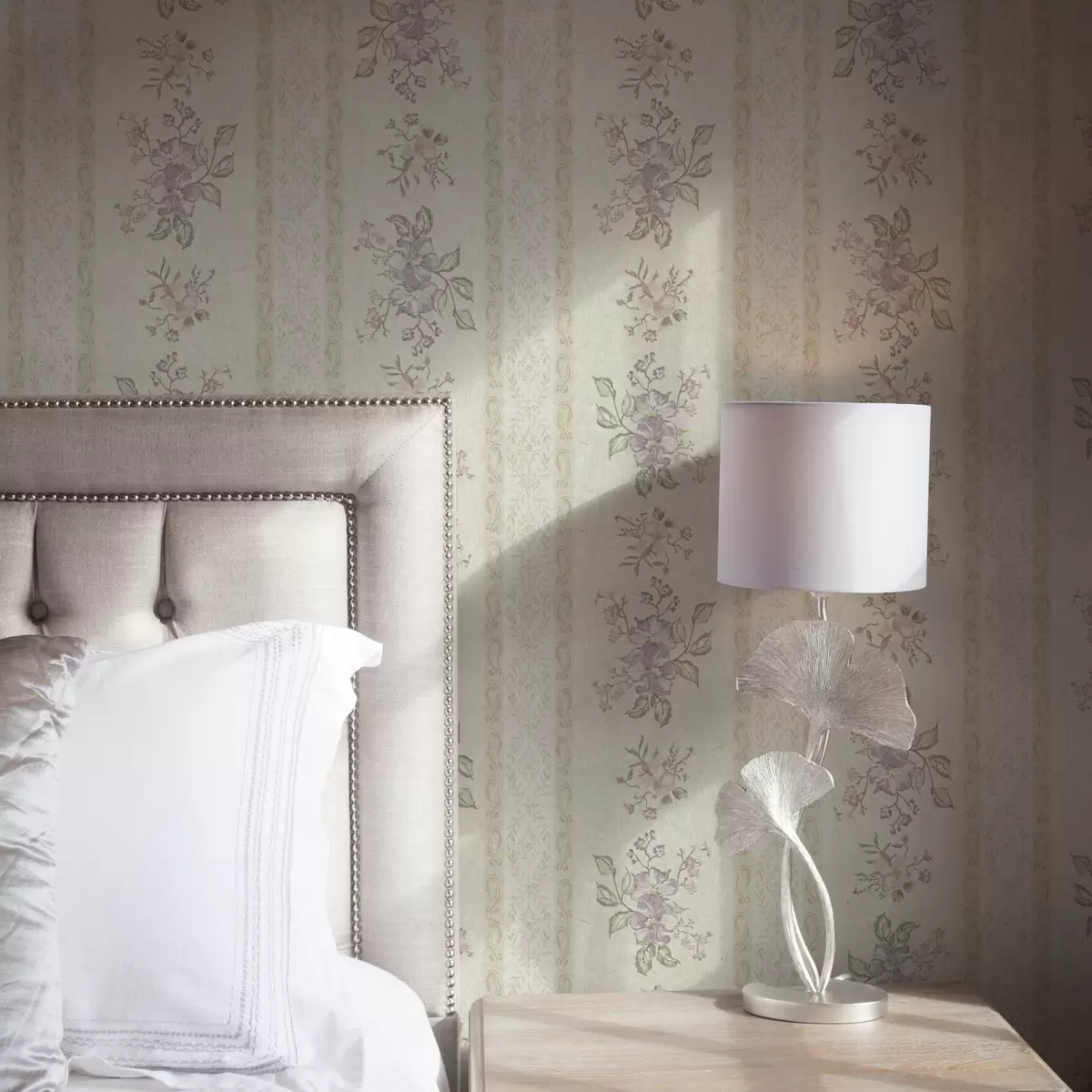 Papier peint Fleurs vintage sur fond rayé avec ornement a00440