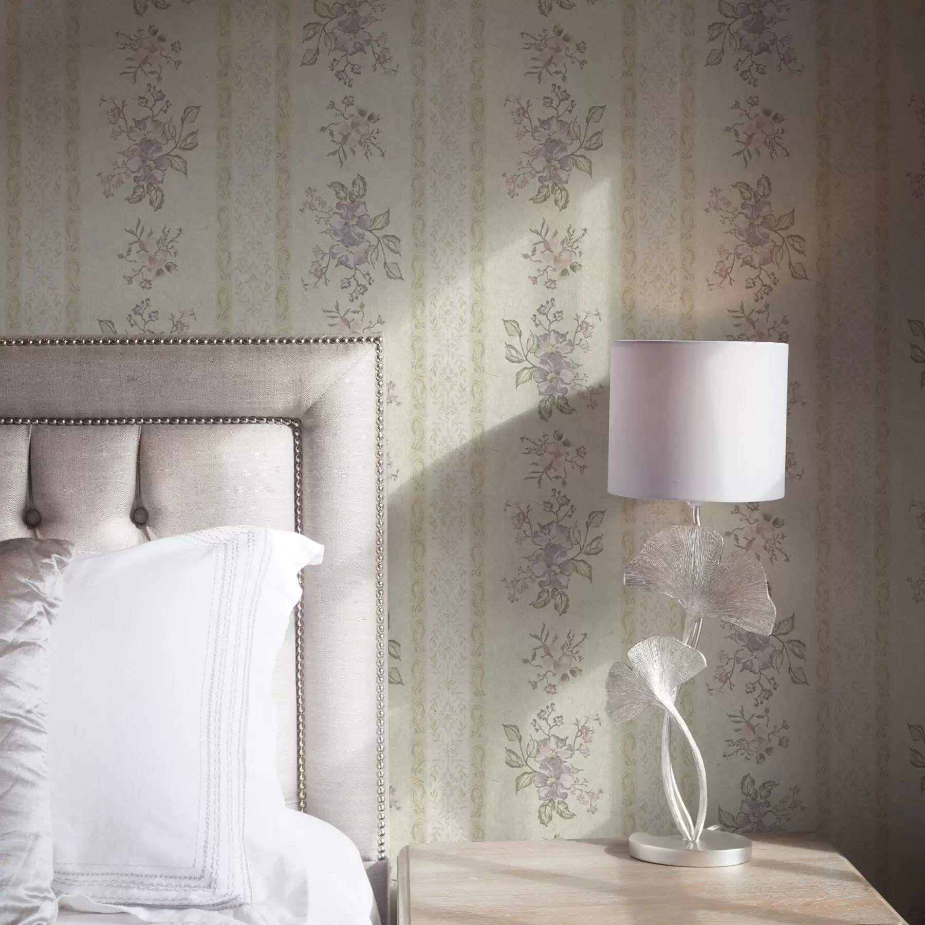 Papier peint Fleurs vintage sur fond rayé avec ornement a00440