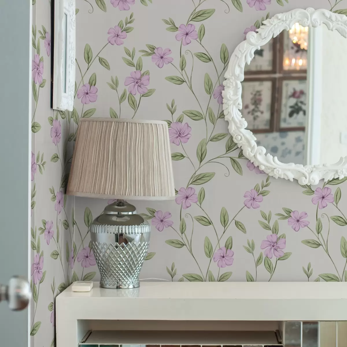 Papier peint Fleurs roses et lianes vertes sur fond crème a00453