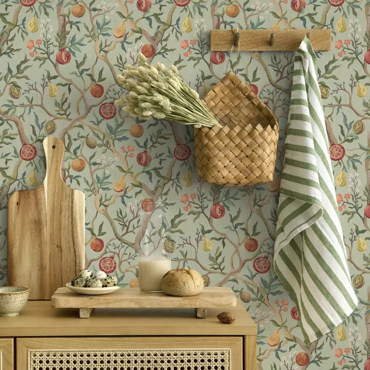 Papier peint Grenades, poires et fleurs sur fond vert pâle a00465