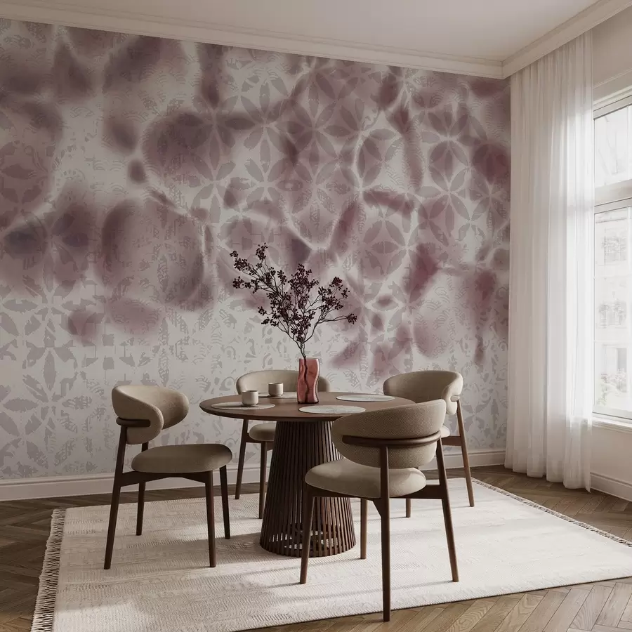 Papier peint Art abstrait texturé avec imprimé floral bordo, effet délavé et flou, créant une atmosphère douce et rêveuse w09322v1