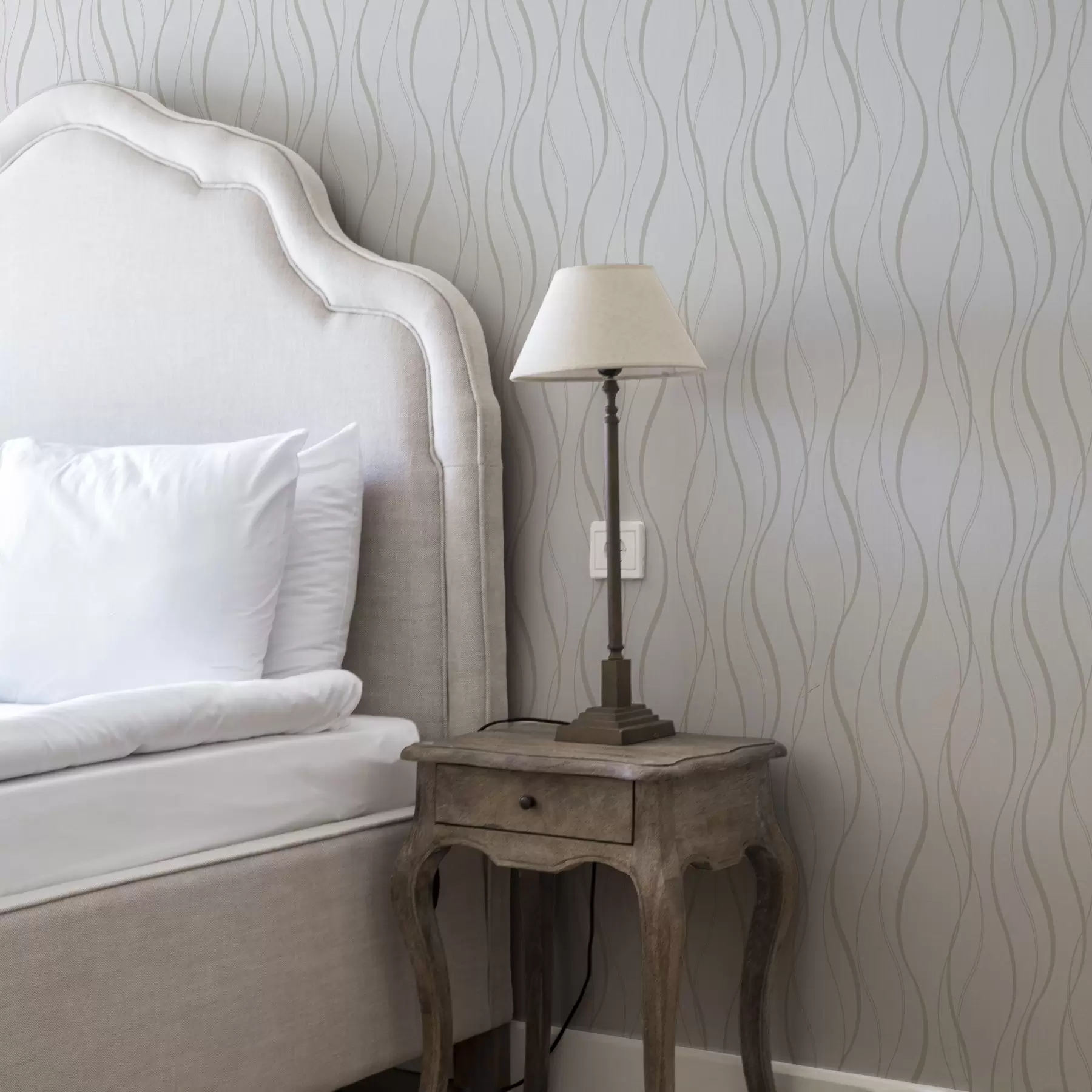 Papier peint Lignes abstraites ondulées de couleur beige sur fond blanc a00480