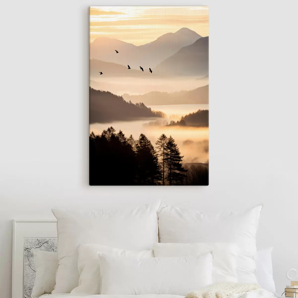 Tableau Un paysage de montagne avec une forêt et des oiseaux volant dans le ciel, le tout recouvert d'une épaisse couche de brouillard au lever du soleil s45564