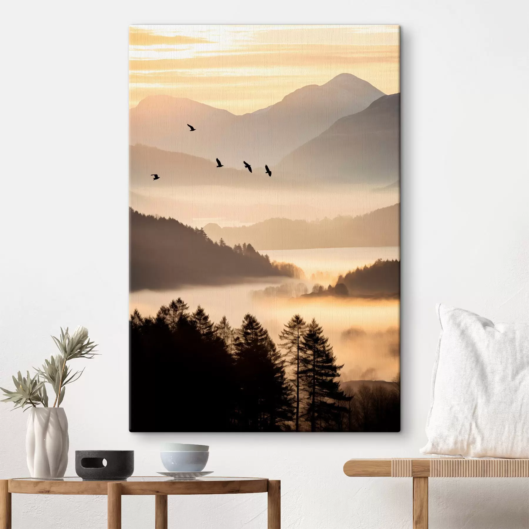 Tableau Un paysage de montagne avec une forêt et des oiseaux volant dans le ciel, le tout recouvert d'une épaisse couche de brouillard au lever du soleil s45564