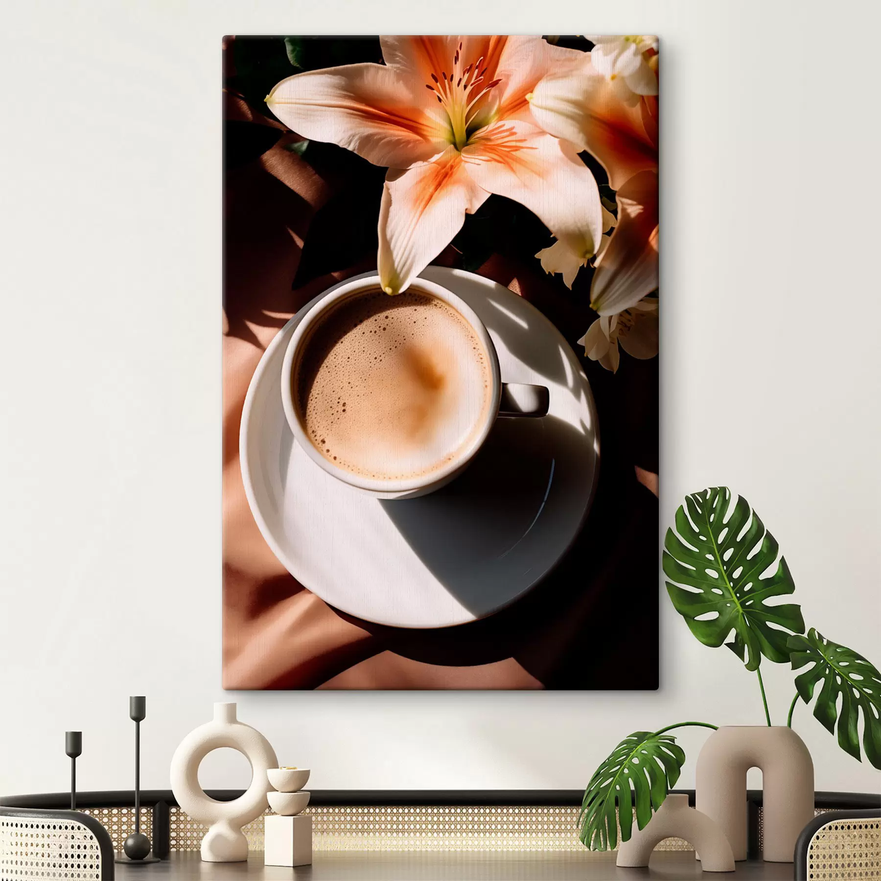 Tableau Une tasse de café avec de la mousse sur une assiette blanche, quelques fleurs en arrière-plan, avec la lumière du soleil s45569