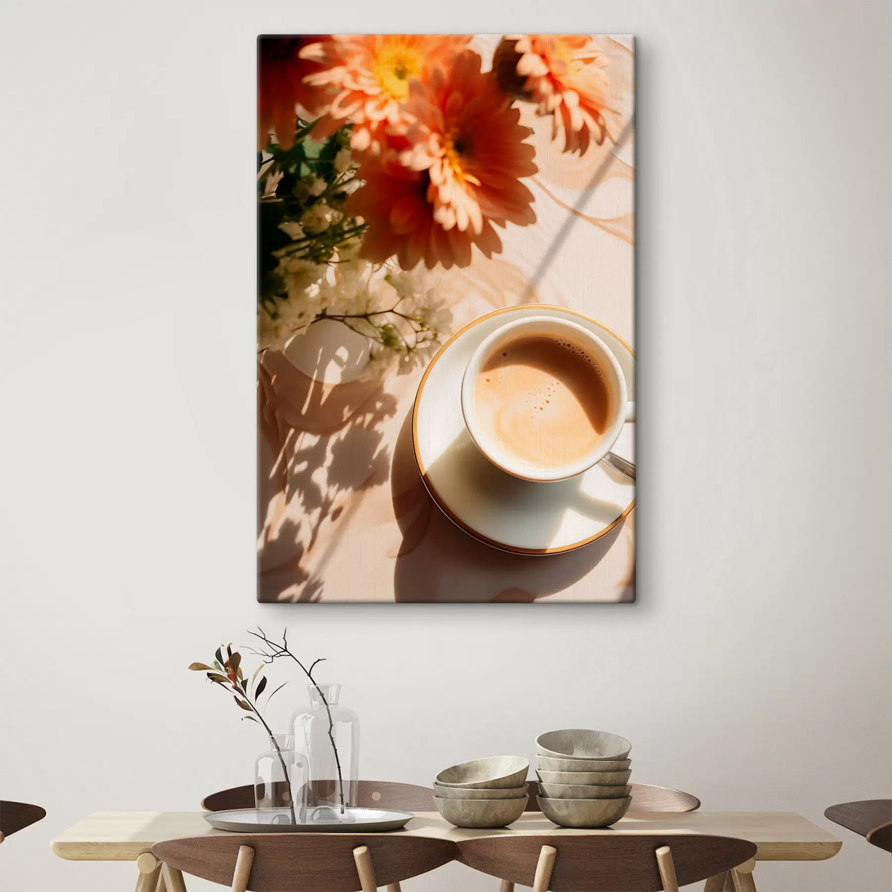 Tableau Une tasse de café avec de la mousse sur une assiette blanche, quelques fleurs en arrière-plan, avec la lumière du soleil s45570