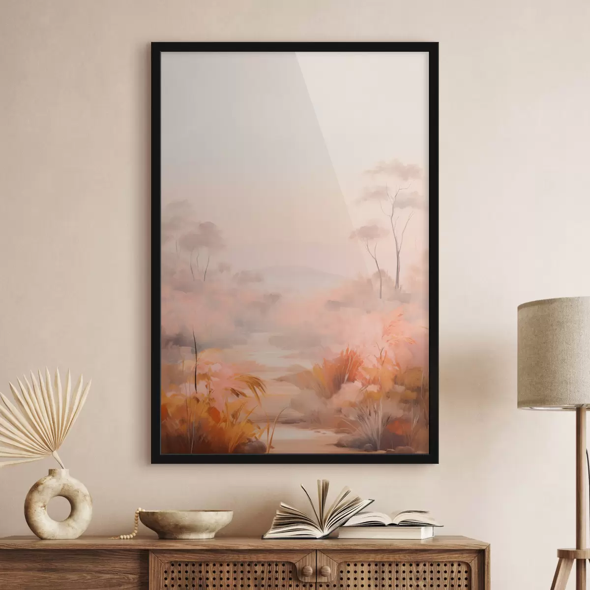 Poster Un paysage avec des buissons et des arbres dans les tons rose, orange et marron, avec des montagnes en arrière-plan f45553