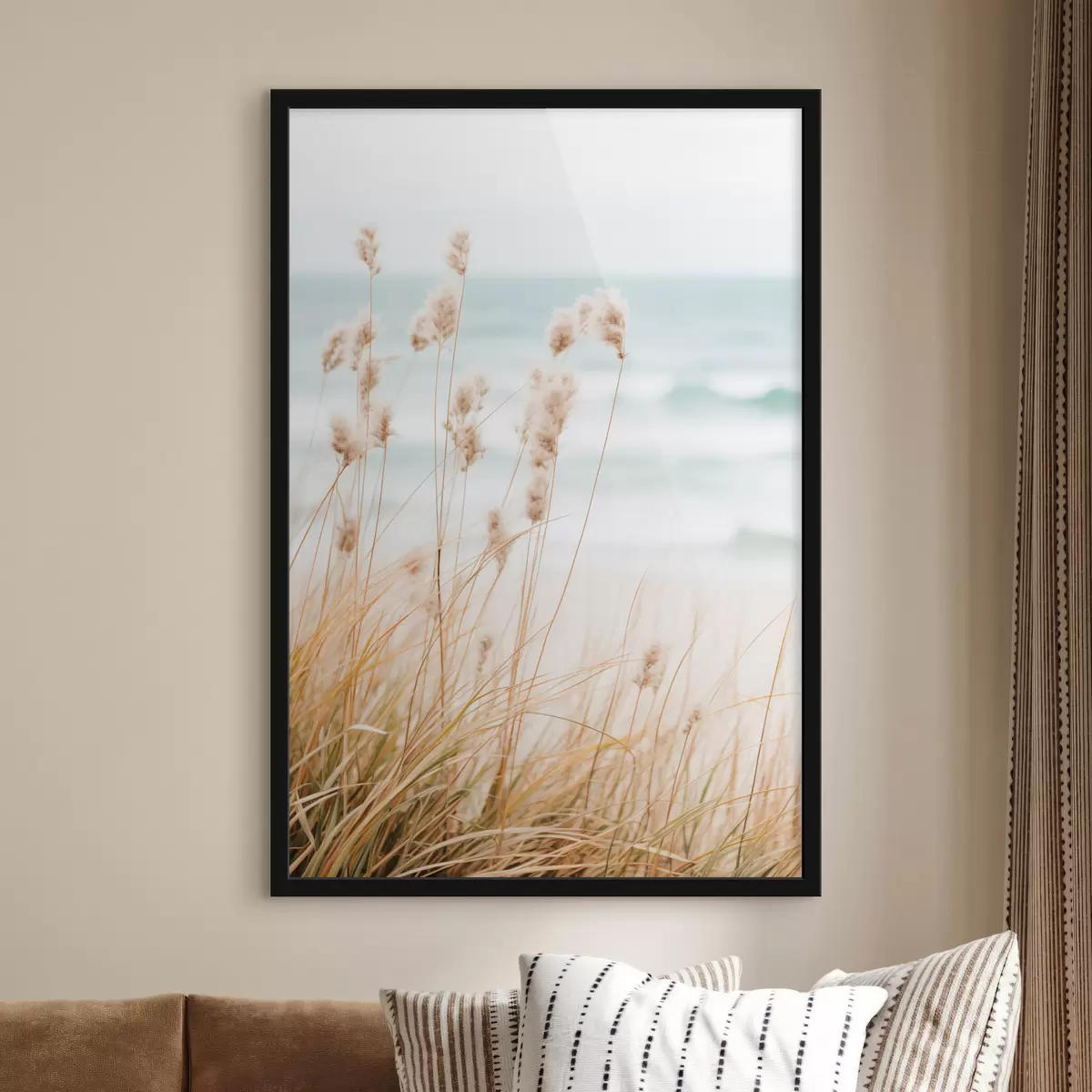Poster Herbe haute avec des têtes de graines duveteuses, plage de sable et vagues de l'océan en arrière-plan, palette de couleurs douces et sourdes f45561
