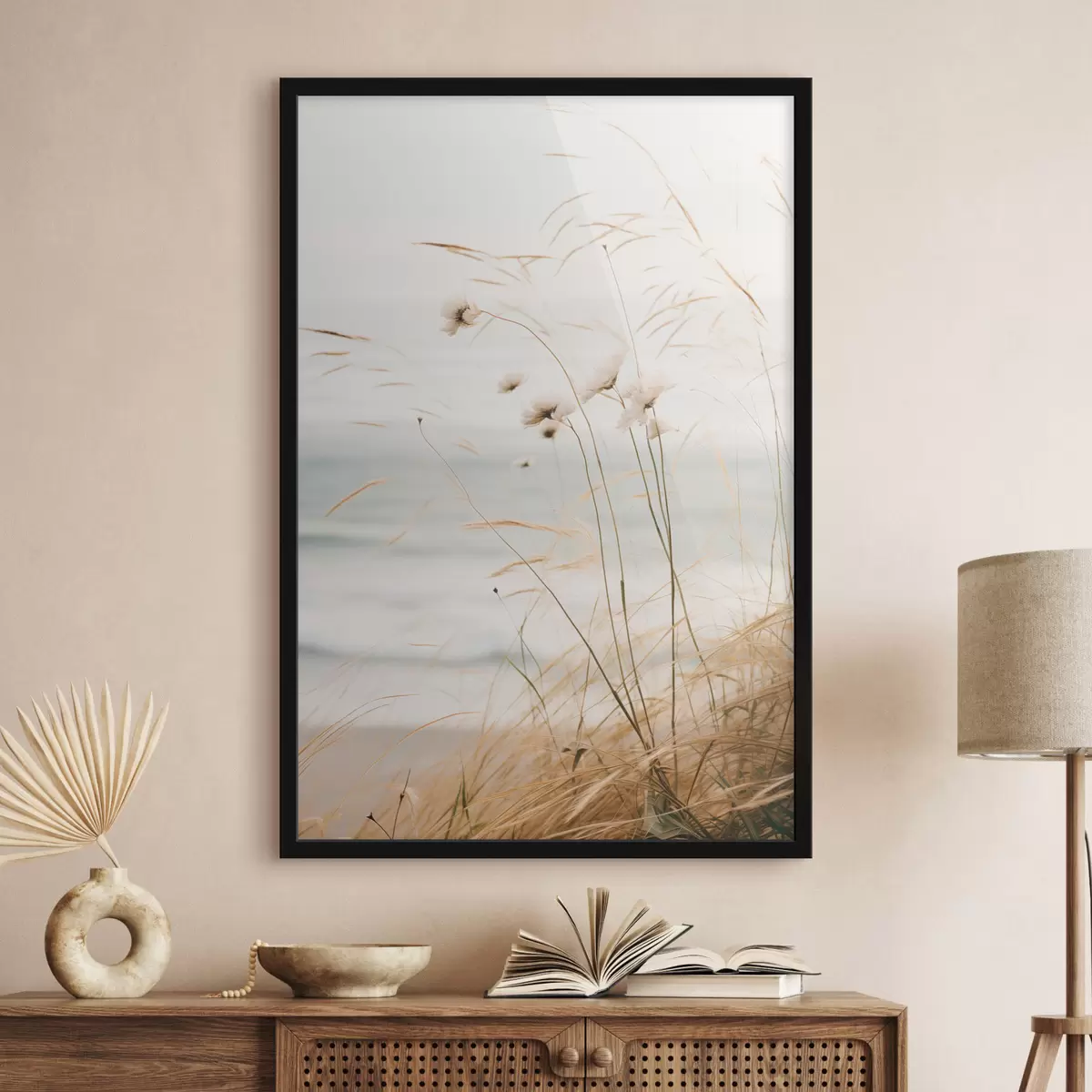 Poster De l'herbe de coton et d'autres herbes sèches devant une mer floue, palette de couleurs douces et sourdes f45562