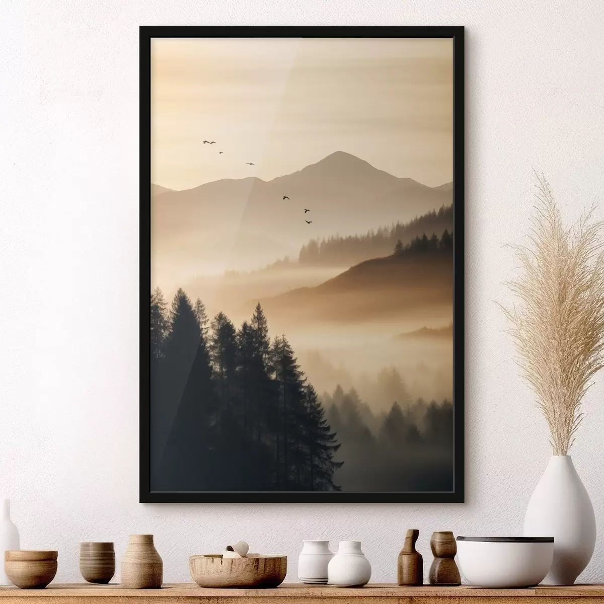 Poster Un paysage de montagne avec une forêt et des oiseaux volant dans le ciel, le tout recouvert d'une épaisse couche de brouillard au lever du soleil f45563